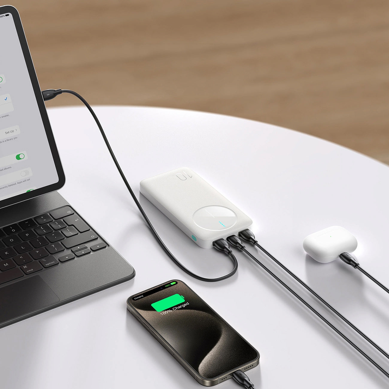 Externer Akku Joyroom JR-PBF12, 10000mAh, 12W, 1 x USB-C - 2 x USB-A, Weiß
