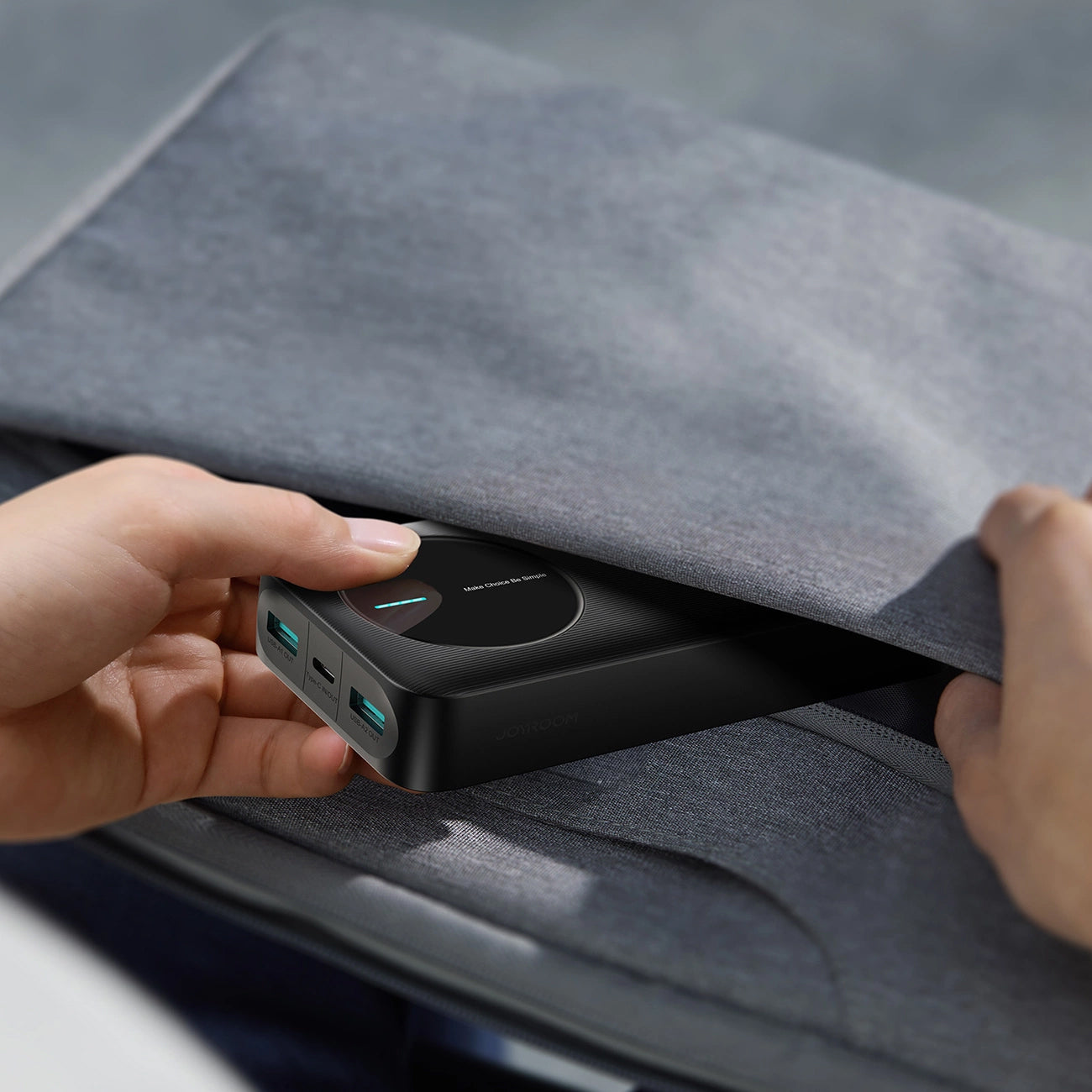 Externer Akku Joyroom JR-PBF14, 20000mAh, 12W, 1 x USB-C - 2 x USB-A, Schwarz