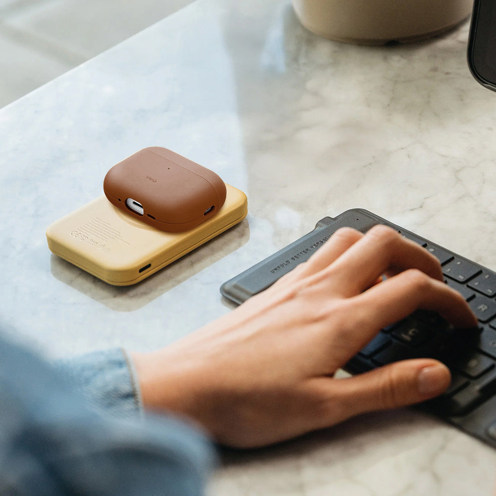 Étui UNIQ Lyden Vex pour Apple AirPods Pro 3, Marron